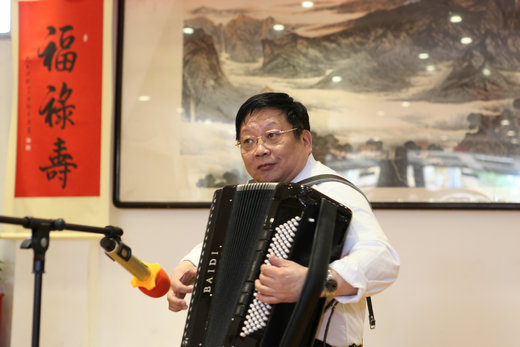 鄂敬彬老师手风琴表演《骑兵进行曲》