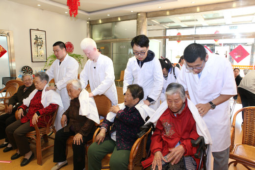 针推社学生为老人按摩