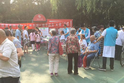 义诊活动深受居民欢迎