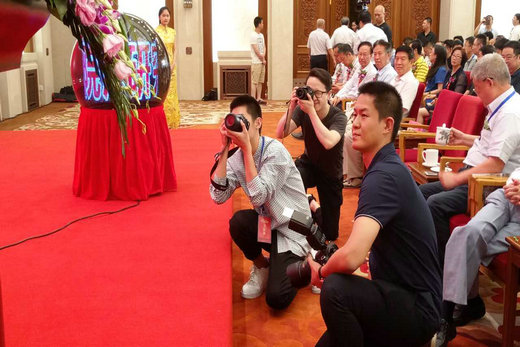 谢铭琛同学作为摄影师参加人民大学会堂举办的活动