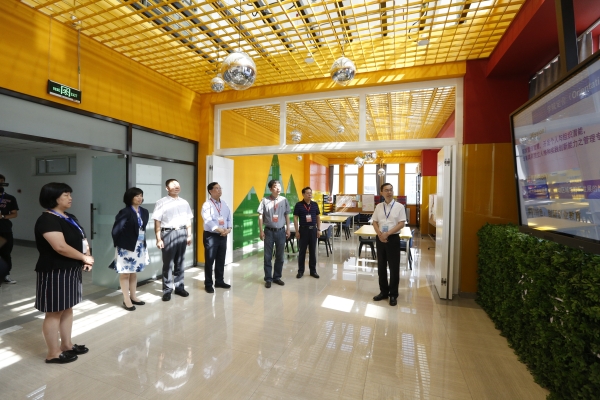 考察管理学院创新创业孵化中心