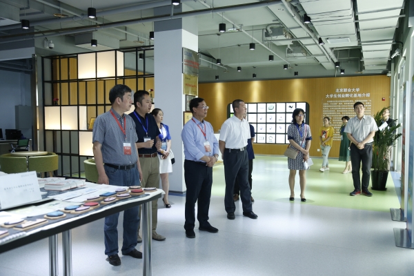 考察大学生创业孵化基地