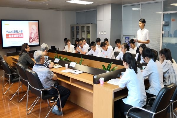 个人诵读《共产党宣言》