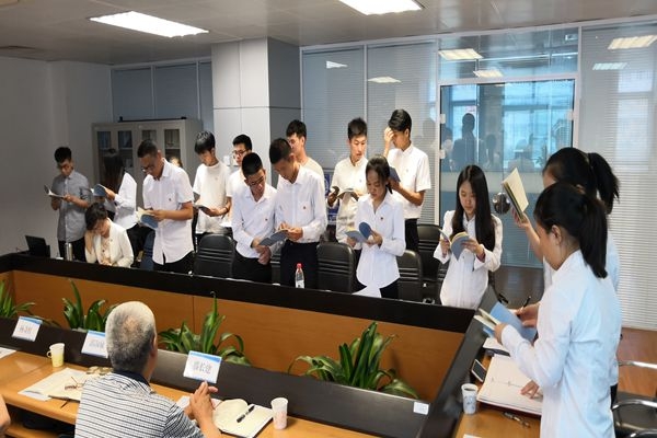 集体诵读《共产党宣言》