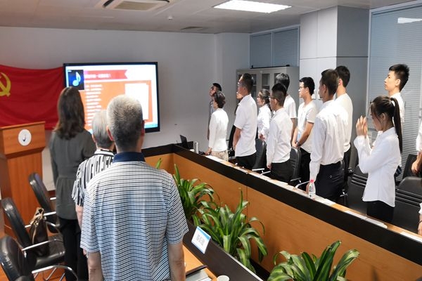 集体合唱《国际歌》