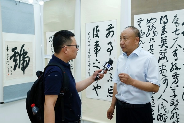 李学伟校长接受央视书画频道采访